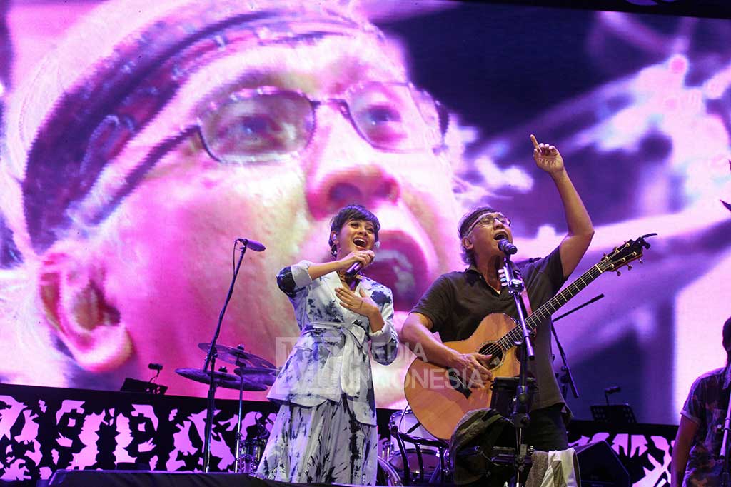 Iwan Fals berduet dengan penyanyi Andien menyanyikan lagu 'Serenade'.