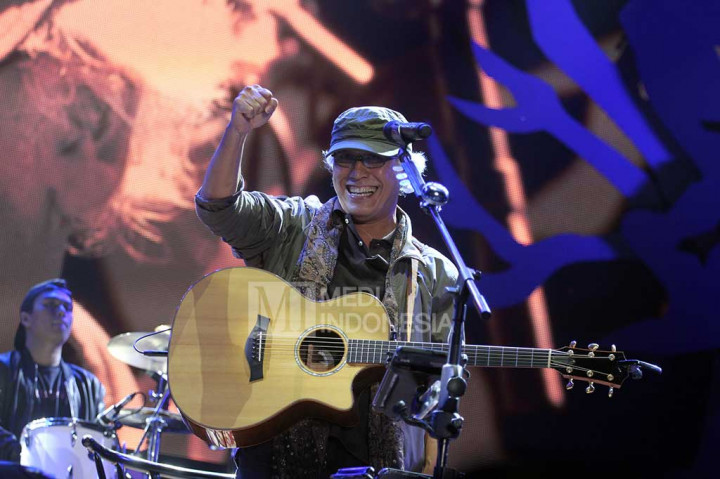 Puluhan lagu dibawakan oleh penyanyi bernama asli Virgiawan Listianto tersebut.