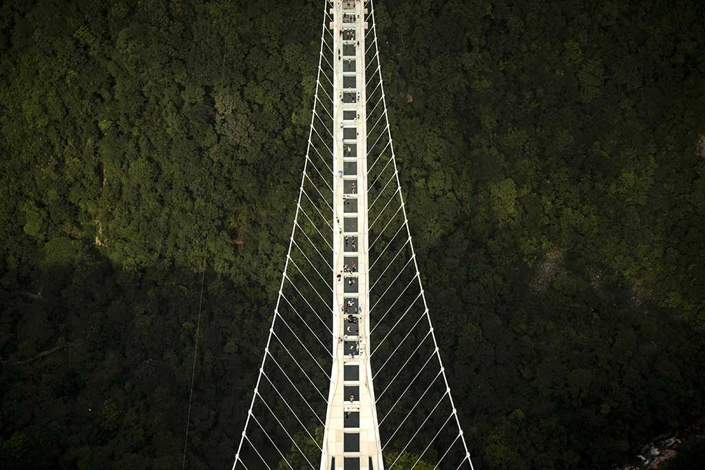 Jembatan itu menghubungkan dua tebing di atas ngarai setinggi 300 meter.