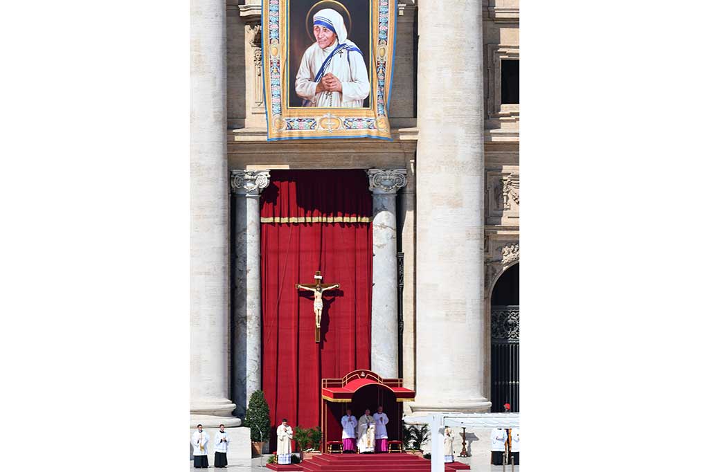 Paus Fransiskus memimpin penobatan Bunda Teresa sebagai Santa.