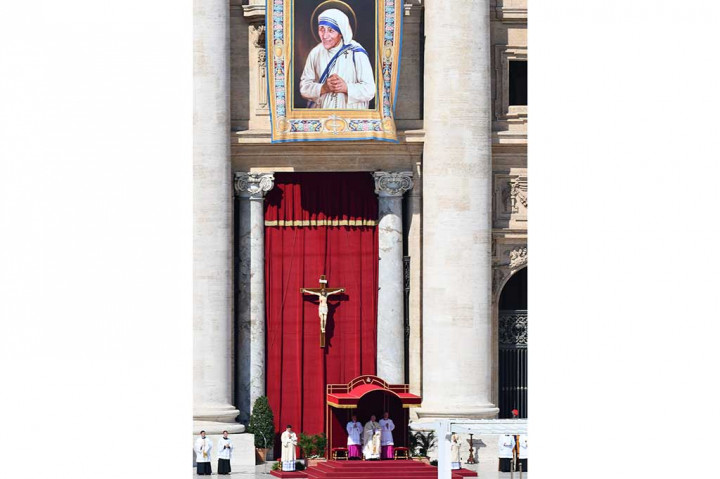 Paus Fransiskus memimpin penobatan Bunda Teresa sebagai Santa.
