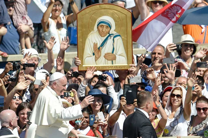 Bunda Teresa dinobatkan sebagai Santa terkait kerja kemanusiaannya untuk orang miskin di Kalkuta, India.