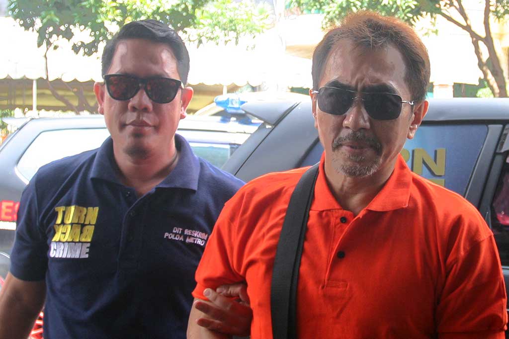 Gatot Brajamusti diperiksa terkait kepemilikan senjata api yang ditemukan di rumahnya yakni jenis Walther kaliber 22 mm dan Glock 26 mm, yang sempat diakuinya didapat dari seseorang berinisial AS.