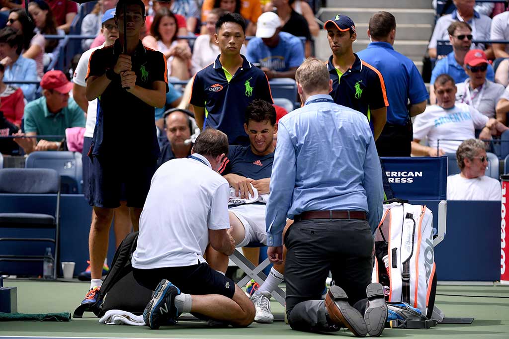 Dominic Thiem sempat mendapatkan perawatan medis karena cedera lutut kanan. Thiem tidak dapat melanjutkan pertandingan saat kedudukan 6-3, 3-2.