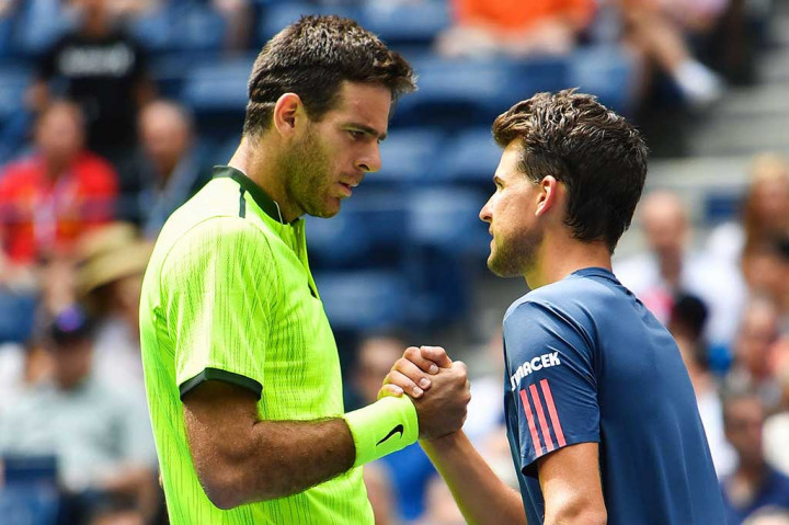 Del Potro berjabat tangan dengan Thiem.