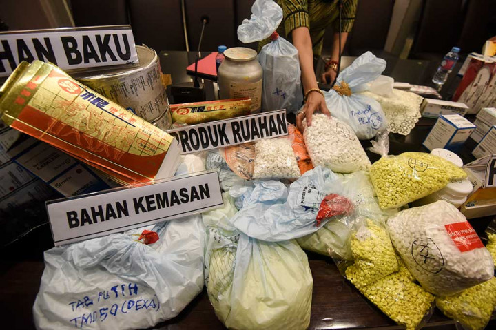 Petugas menunjukkan obat-obat ilegal saat konferensi pers pengungkapan obat ilegal yang ditemukan di komplek pergudangan Balaraja, Banten.