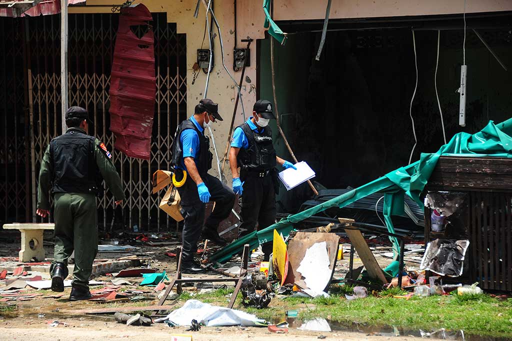 Petugas melakukan olah tempat kejadian ledakan bom di depan sebuah sekolah di Tak Bai, Narathiwat.