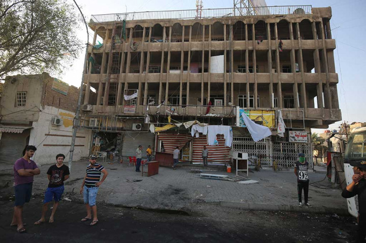 Beberapa toko hancur imbas ledakan bom di Distrik Karrada, Baghdad, Senin (6/9/2016) malam.