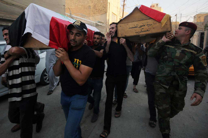 Warga memakamkan para korban ledakan bom.