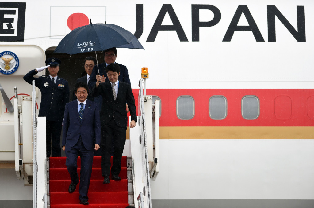 PM Jepang Shinzo Abe tiba di Bandara Internasional Wattay, Vientiane. Jepang merupakan mitra ekonomi terbesar di ASEAN setelah Tiongkok. AFP PHOTO / YE AUNG THU
