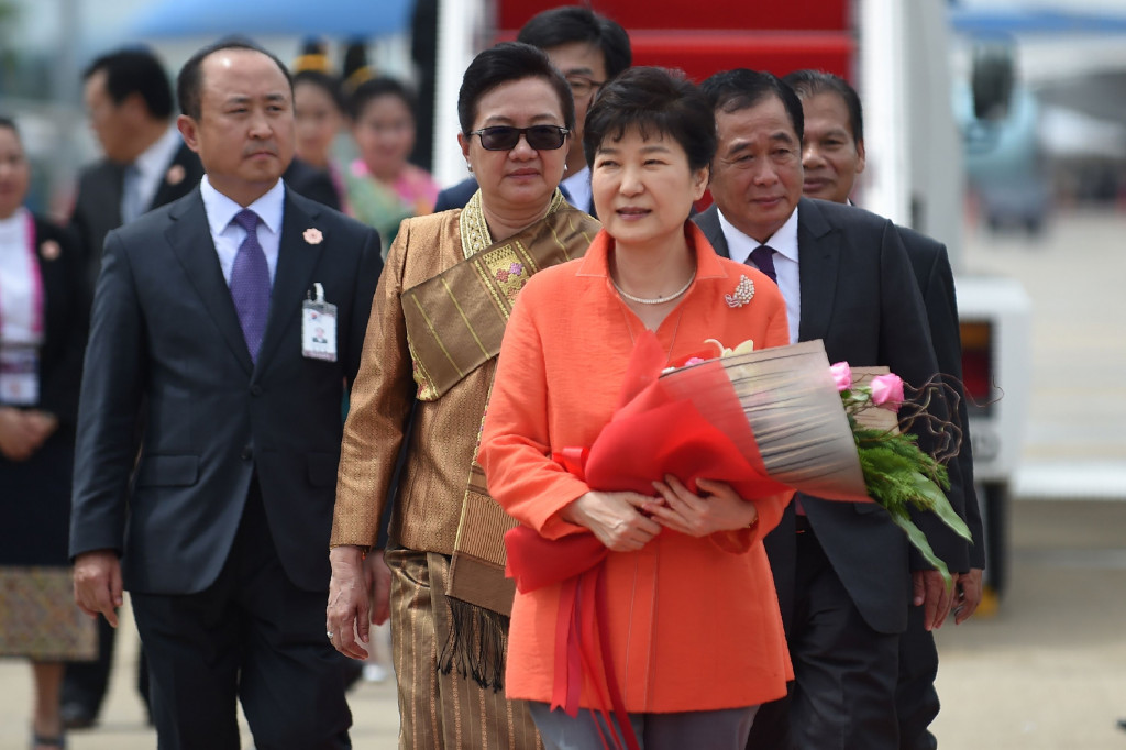 Presiden Korsel Park Geun-Hye tiba di Bandara Internasional Wattay, Vientiane. Korsel semakin memberikan perhatian yang tinggi kepada ASEAN sebagai mitra ekonomi utama. AFP PHOTO / YE AUNG THU
