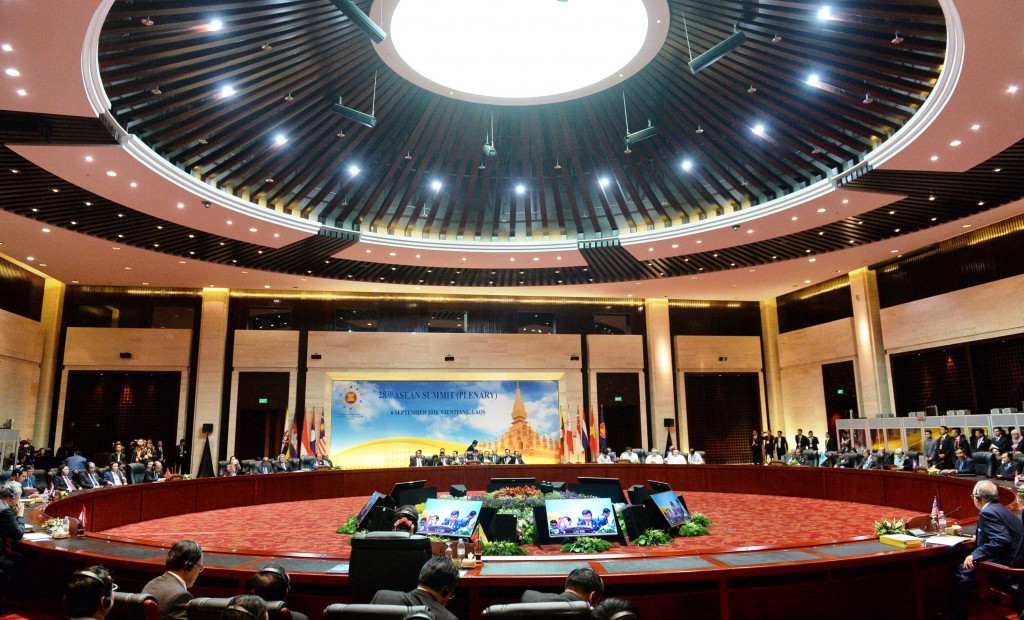 PM Laos Thongloun Sisoulith menyampaikan pidato dalam sidang paripurna ASEAN Summit. AFP PHOTO / ROSLAN RAHMAN
