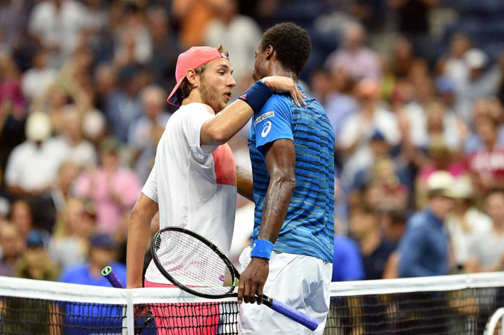 Monfils mendapat ucapan selamat dari Pouille.