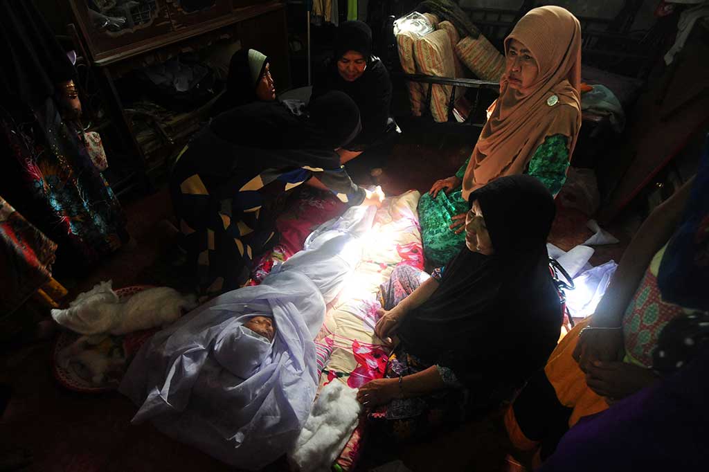 Kerabat mempersiapkan pemakaman seorang anak perempuan berusia empat tahun bersama ayahnya yang menjadi korban bom di Provinsi Narathiwat.