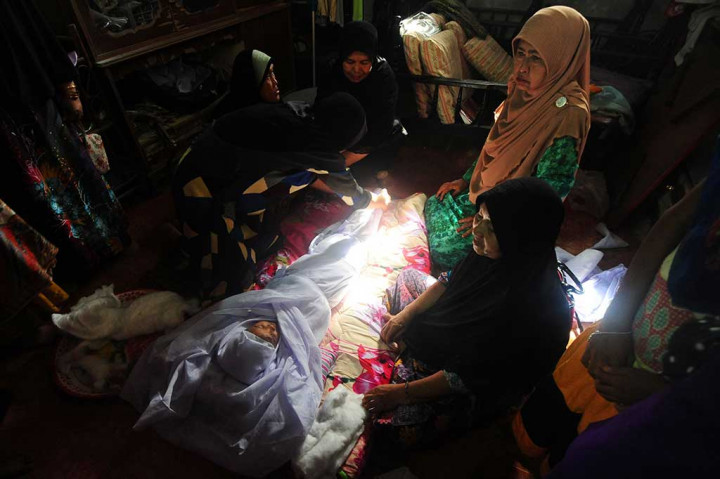 Kerabat mempersiapkan pemakaman seorang anak perempuan berusia empat tahun bersama ayahnya yang menjadi korban bom di Provinsi Narathiwat.