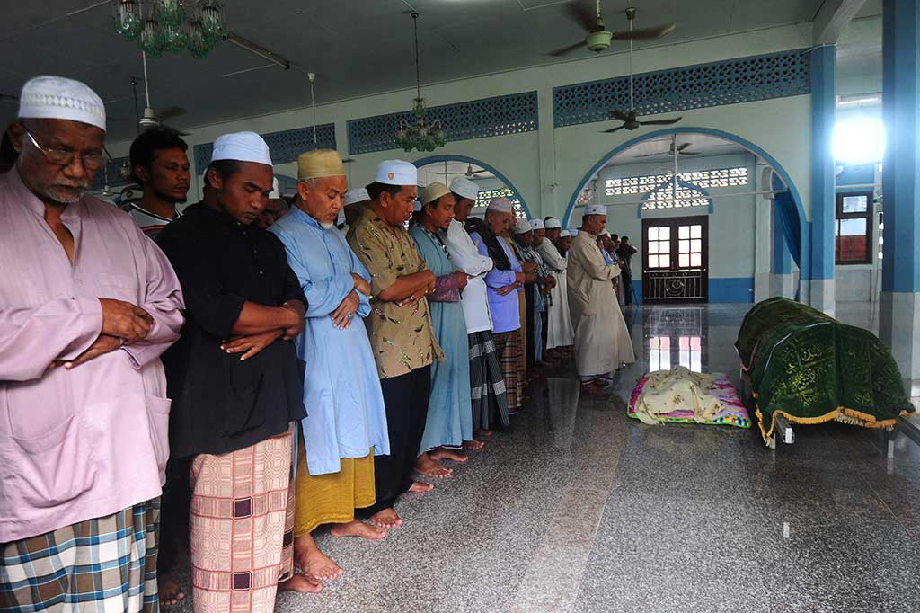 Umat Muslim mensalatkan jenazah seorang ayah bersama putrinya yang menjadi korban bom.