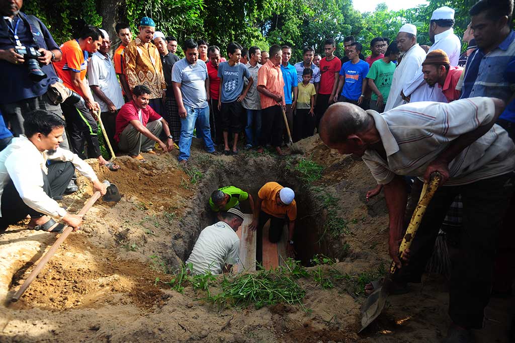 Jenazah ayah dan putrinya dimakamkan di satu liang lahat.