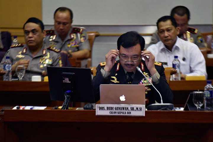 Sejumlah perwira tinggi Polri turut mendampingi BG dalam uji kelayakan
tersebut antara lain Kalemdikpol Komjen Sjafrudin, Kabarhakam Komjen Putut Eko Bayuseno, Kakorlantas Irjen Agung Budhi dan Kadiv Propam Irjen Mohammad Iriawan.