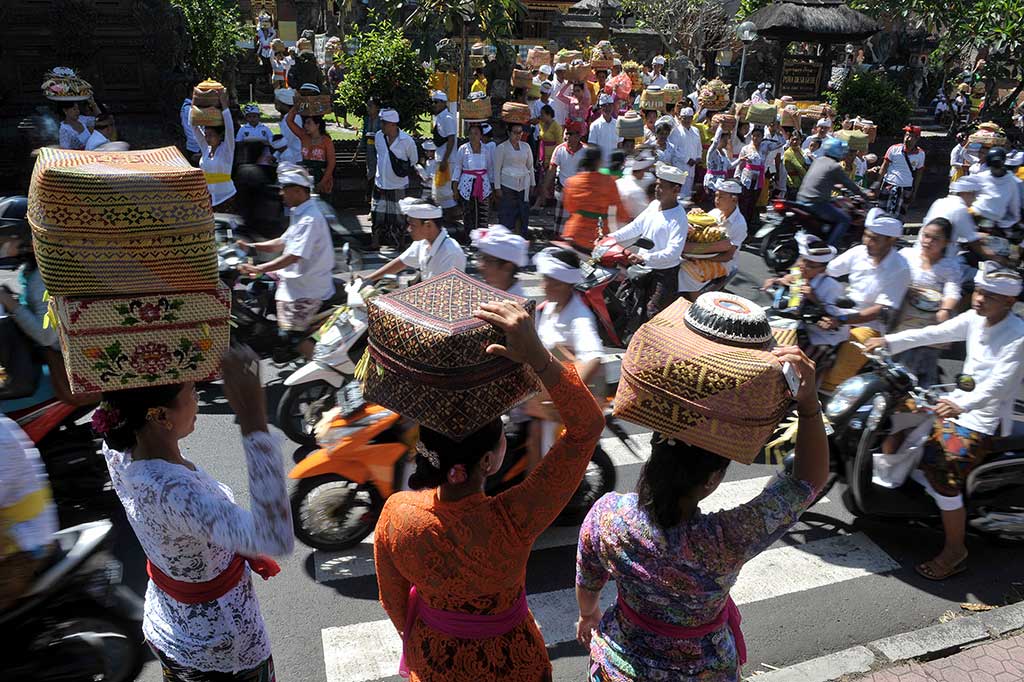 Umat Hindu baik pria, wanita maupun anak-anak dengan mengenakan busana adat nominasi warna putih dan wanita menjunjung sesajen (sesaji)   untuk mengadakan persembahyangan di Ubud, Bali, Rabu (7/9/2016).