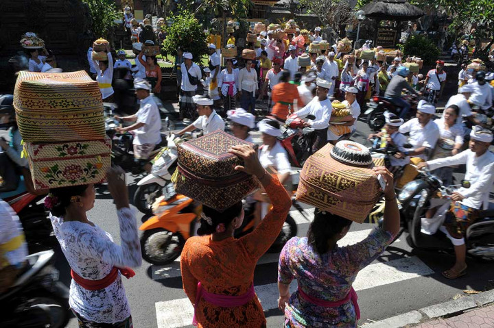 Umat Hindu baik pria, wanita maupun anak-anak dengan mengenakan busana adat nominasi warna putih dan wanita menjunjung sesajen (sesaji)   untuk mengadakan persembahyangan di Ubud, Bali, Rabu (7/9/2016).