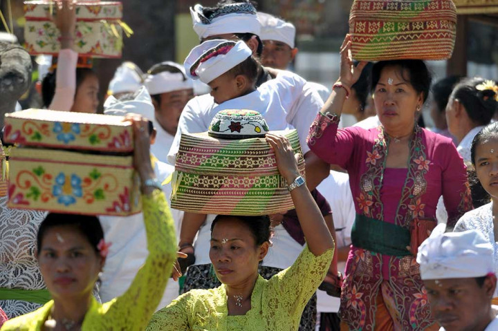 Hari kemenangan kebenaran (Dharma) atas kejahatan (Adharma) tersebut dirayakan setiap 6 bulan sekali dengan persembahyangan di tiap-tiap pura.
