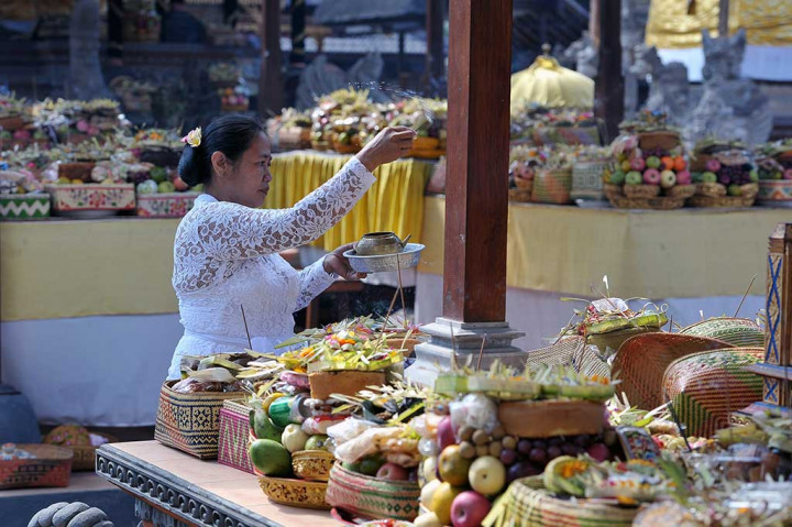 Hari suci Galungan selain bermakna memperingati kemenangan dharma  atas adharma  juga memberikan keheningan atas kemakmuran dan kesejahteraan yang dilimpahkan Ida Sanghyang Widhi Wasa, Tuhan Yang Maha Esa.