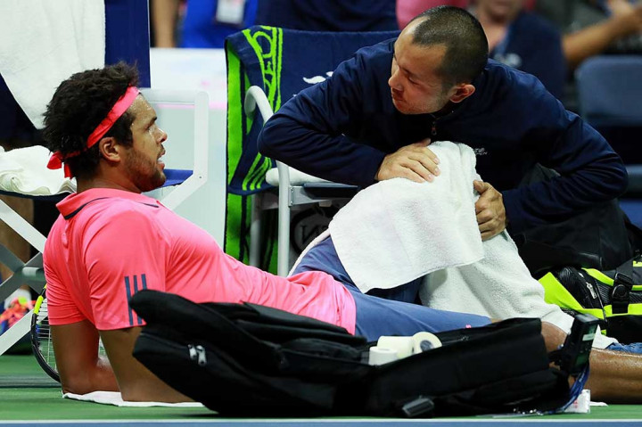 Tsonga sempat memanggil petugas medis saat kedudukan 5-2 pada set kedua untuk mendapat balutan di lutut kirinya.