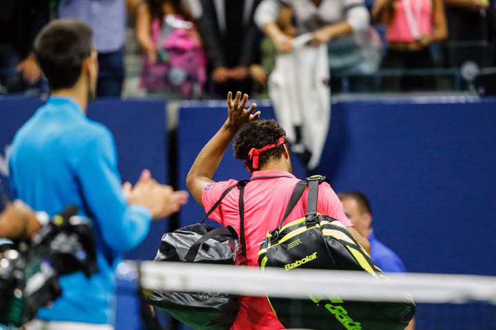 Ketika petenis nomor satu dunia Djokovic memegang servis untuk menutup set kedua, selanjutnya petenis Prancis yang menjadi lawannya itu keluar lapangan.