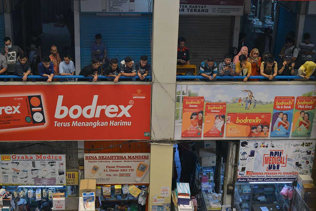 Sejumlah toko ditutup oleh pemiliknya saat razia obat ilegal di Pasar Pramuka, Jakarta, Rabu (7/9/2016).