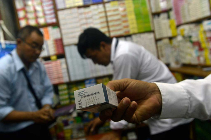 Petugas menunjukkan obat asma yang sudah lewat tanggal kedaluwarsanya.