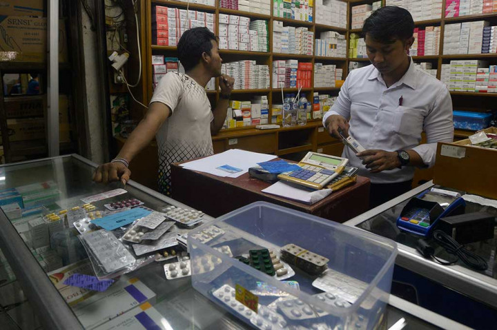 Dalam pemeriksaan yang dilakukan secara acak di beberapa apotek tersebut, petugas menemukan ratusan obat yang telah kedaluwarsa.