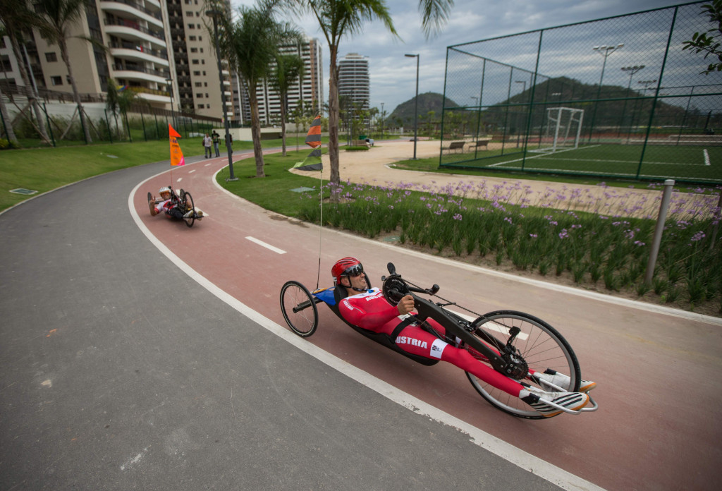 Dua pembalap sepeda dari Austrila berlatih di perkampungan atlet Paralimpiade di Rio de Janeiro, Brasil. AFP PHOTO / OIS / IOC / Al Tielemans 