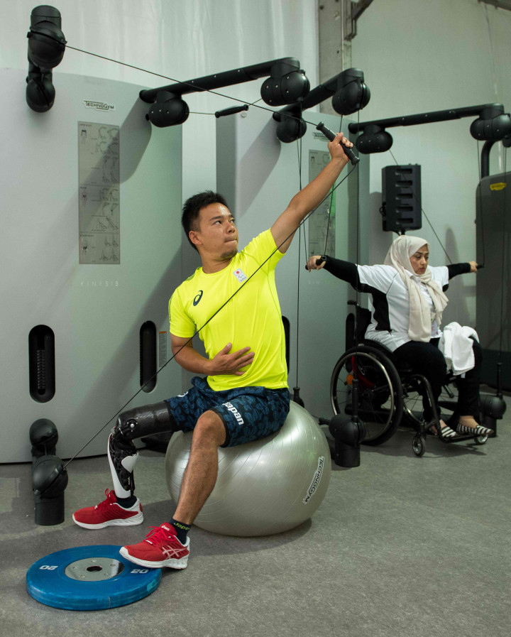 Atlet dari Jepang dan Yaman berlatih bersama di pusat kebugaran. Tidak semua negera peserta Olympiade bisa ikut berpartisipasi dalam Paralympic karena keterbasan dari masing-masing negara. AFP PHOTO / OIS/IOC / Thomas Lovelock