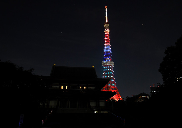 Tokyo Tower, Tokyo, ikut merayakan dimulainya Rio Paralympic 2016 memendarkan cahaya merah, biru dan hijau. Tokyo menjadi tuan rumah Olympiade dan Paralympic berikutnya para 2020 mendatang. AFP PHOTO / TOSHIFUMI KITAMURA