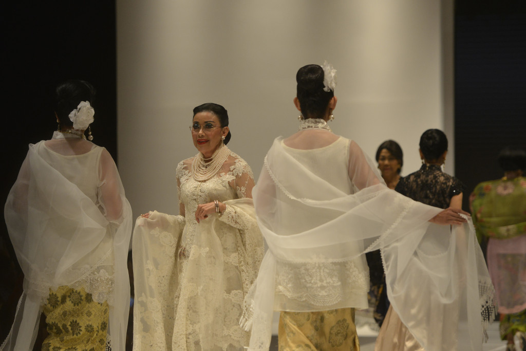 Mien Uno, ibunda Sandiaga Uno, turut menjadi model yang memeragaan kebaya berhias bordiran indah di atas catwalk. 