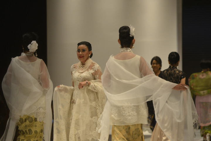 Mien Uno, ibunda Sandiaga Uno, turut menjadi model yang memeragaan kebaya berhias bordiran indah di atas catwalk. 