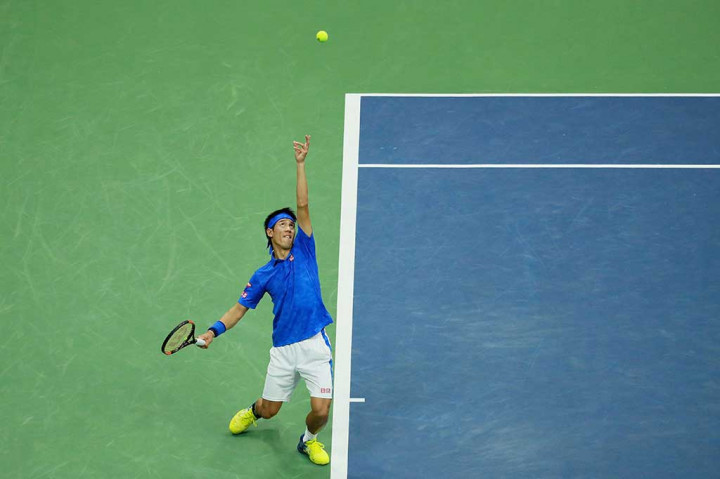 Kei Nishikori melancarkan servis ke arah petenis Britania Raya Andy Murray.