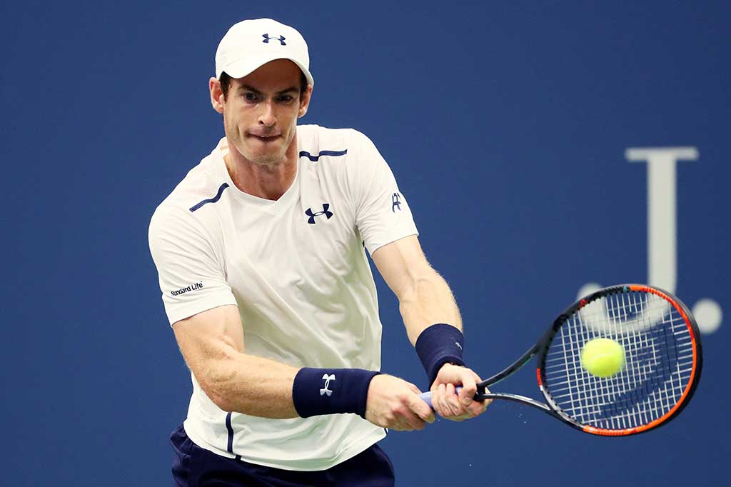 Murray mencoba mengembalikan bola ke arah Nishikori.