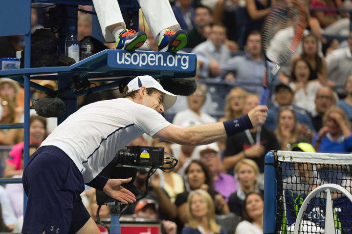 Murray melampiaskan kekesalannya dengan membanting raket.