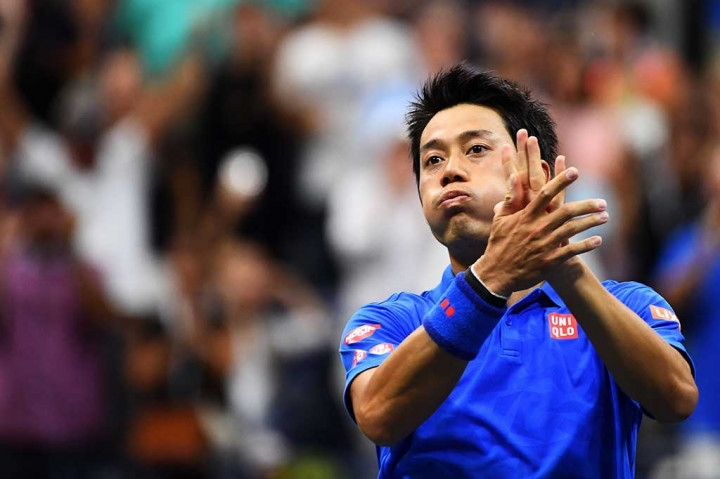Nishikori memberikan aplaus kepada para penonton.
