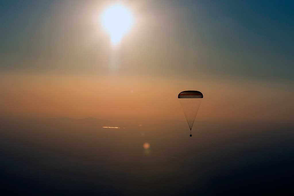 Komandan ISS Jeff Williams dari NASA bersama teknisi pesawat, Alexey Ovchinin dan Oleg Skripochka, keduanya dari badan antariksa Rusia, Roscomos, meninggalkan ISS pada 5.51 sore EDT (21.51 GMT).
