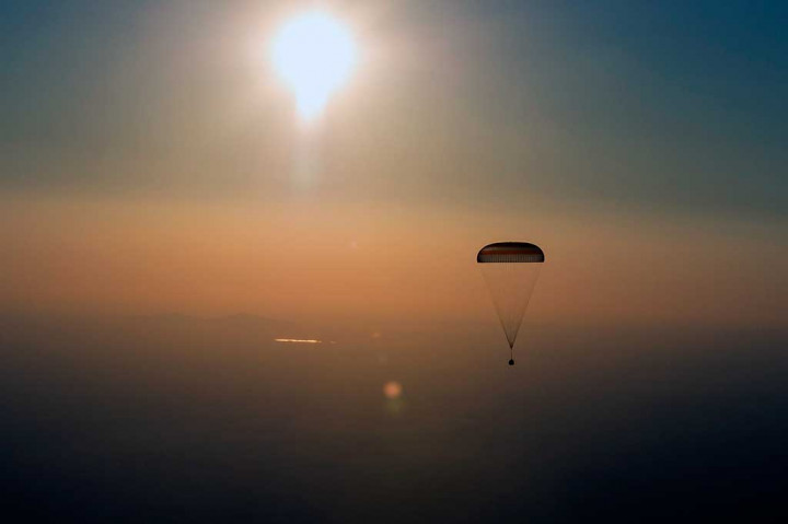 Komandan ISS Jeff Williams dari NASA bersama teknisi pesawat, Alexey Ovchinin dan Oleg Skripochka, keduanya dari badan antariksa Rusia, Roscomos, meninggalkan ISS pada 5.51 sore EDT (21.51 GMT).
