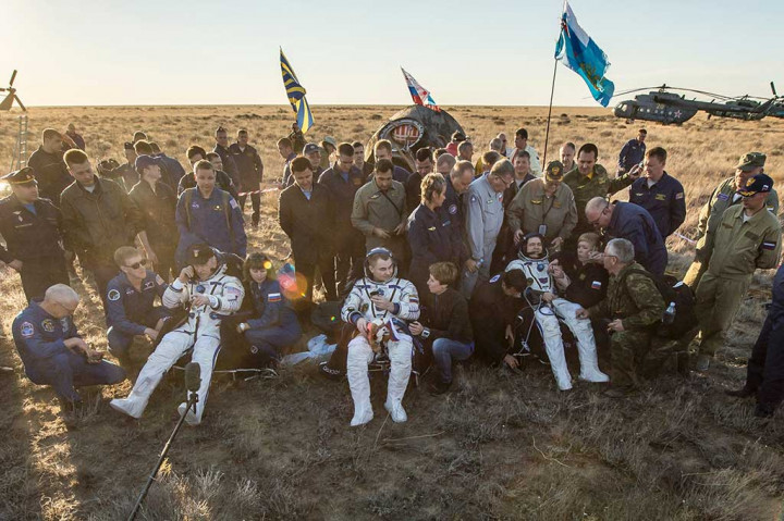 (Dari kiri) Astronot Jeff Williams, kosmonot Rusia Alexey Ovchinin dan Oleg Skripochka sesaat setelah dikeluarkan dari kapsul Soyuz.