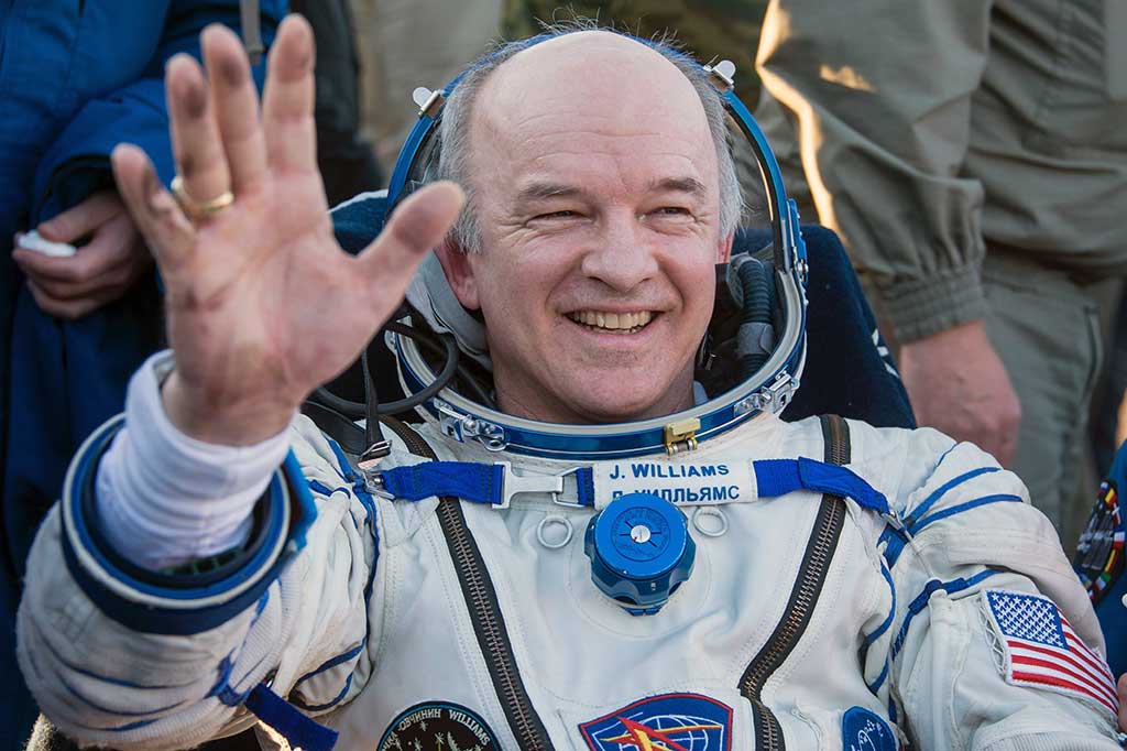 Williams, 58, kembali ke bumi setelah mengorbit selama 534 hari, lebih lama dibanding astronot lainnya dalam sejarah AS, dan menempati urutan ke-14 dalam rekor waktu dunia. Urutan pertama ditempati Kosmonot Gennady Padalka yang berada di luar angkasa selama 878 hari untuk menjalani lima misi.