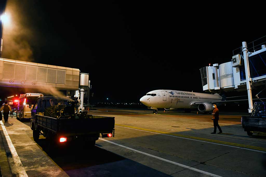 Petugas melakukan pengasapan di area sekitar Terminal 2 Bandara Internasional Juanda di Sidoarjo.