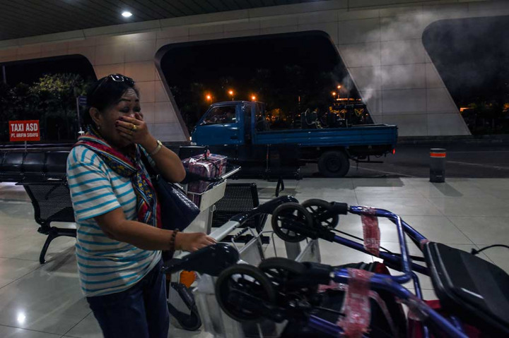 Penumpang menutup hidungnya ketika petugas melakukan pengasapan.
