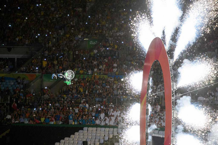 Aaron Wheelz, atlet difabel kursi roda ekstrem melakukan aksinya di atas panggung.