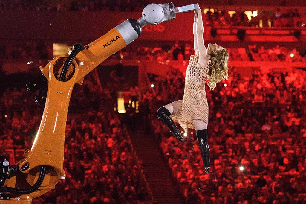 Snowboarder paralympic AS Amy Purdy menari dengan robot.