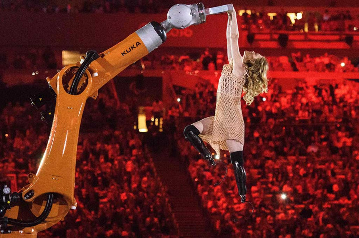 Snowboarder paralympic AS Amy Purdy menari dengan robot.