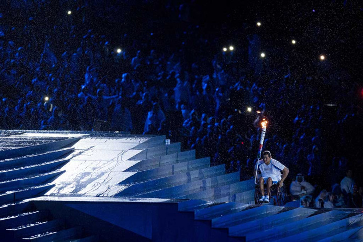 Atlet renang paralympic Brasil Clodoaldo Silva bersiap untuk menyalakan api di kaldron.